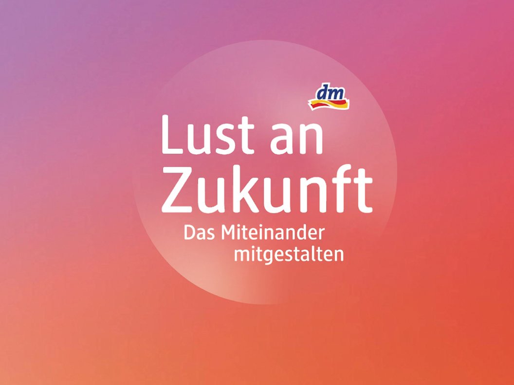 Text auf farbigem Hintergrund mit dem Schriftzug 'Lust an Zukunft Das Miteinander mitgestalten' und kleinem dm-Logo
