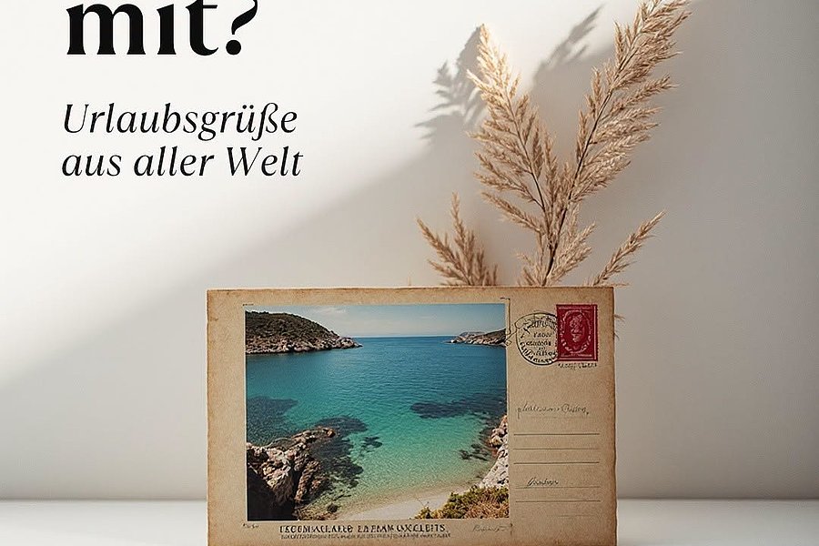 Postkarte mit Urlaubsbild einer Küstenlandschaft und Text 'Machst du mit? Urlaubsgrüße aus aller Welt' sowie Logo des Franziskus-Hospiz-Zentrums Hochdahl